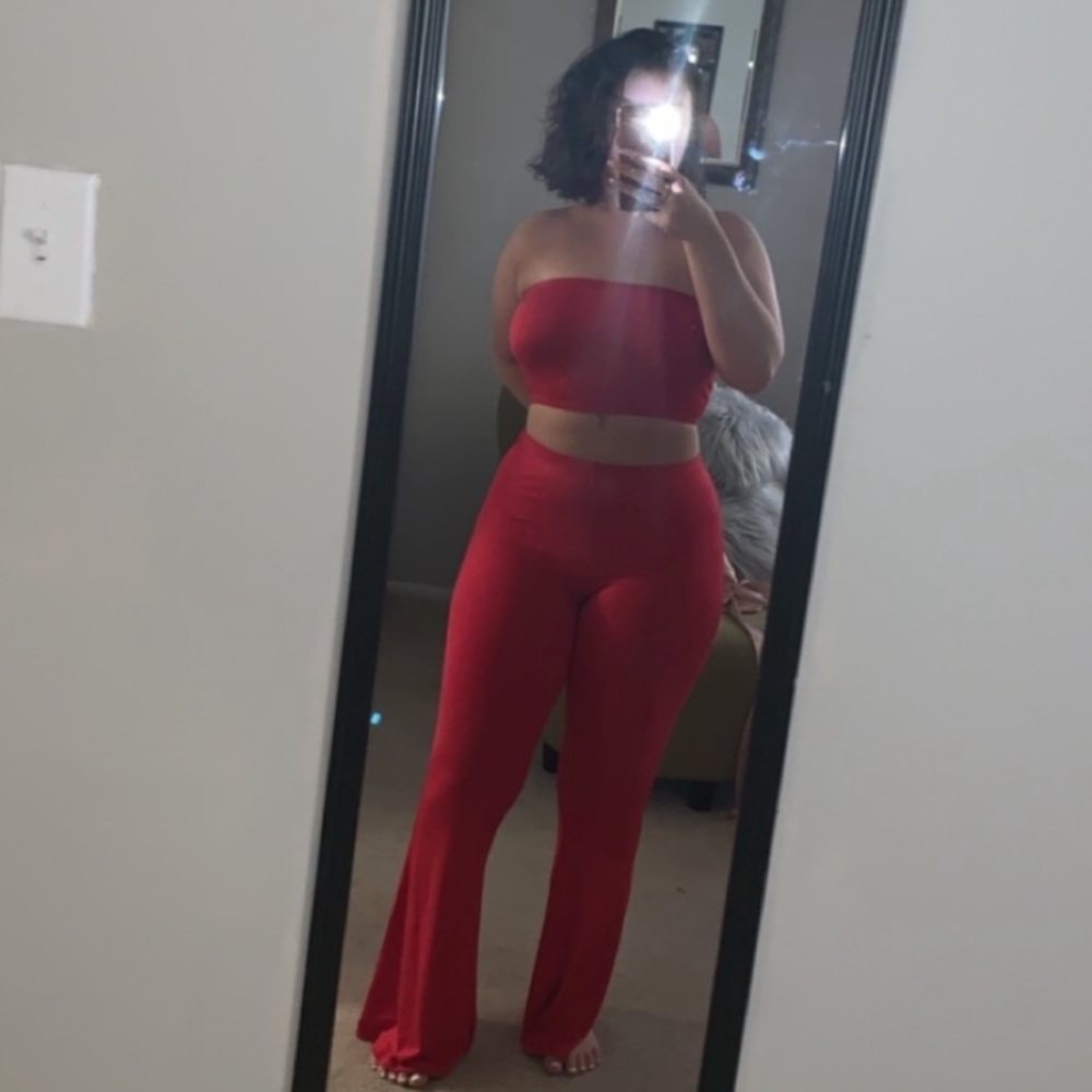 very stretchy comfy flared out set.